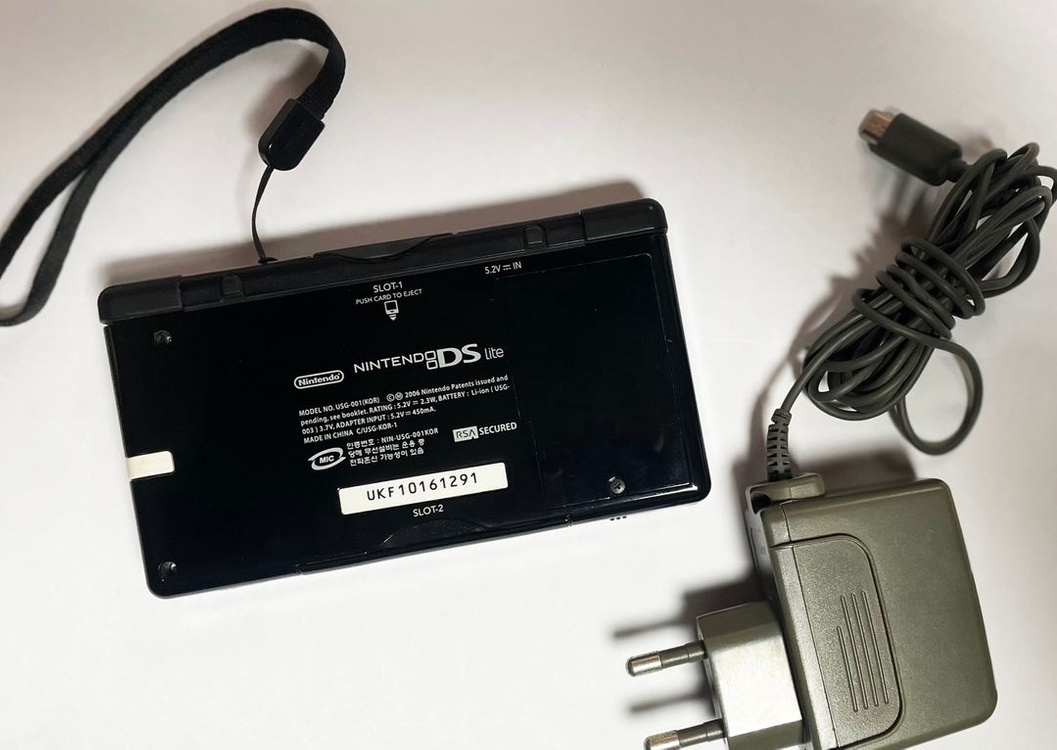 닌텐도 DS 팝니다 게임은 내장 20개 정도 되는것 같습니다--2