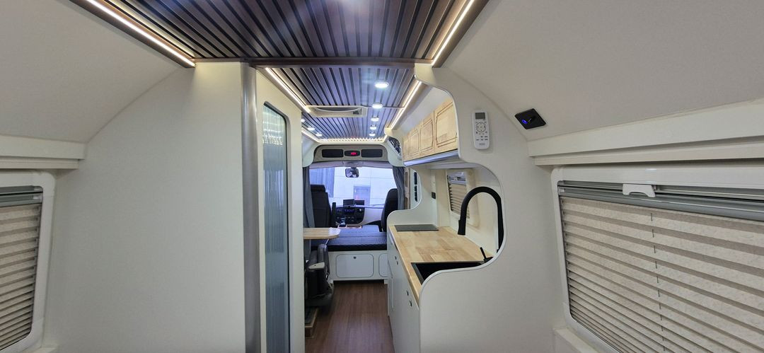 버스캠핑카(16년식 오토,1종보통 운전가능) 이미지