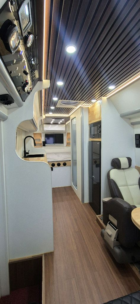 버스캠핑카(16년식 오토,1종보통 운전가능) 이미지