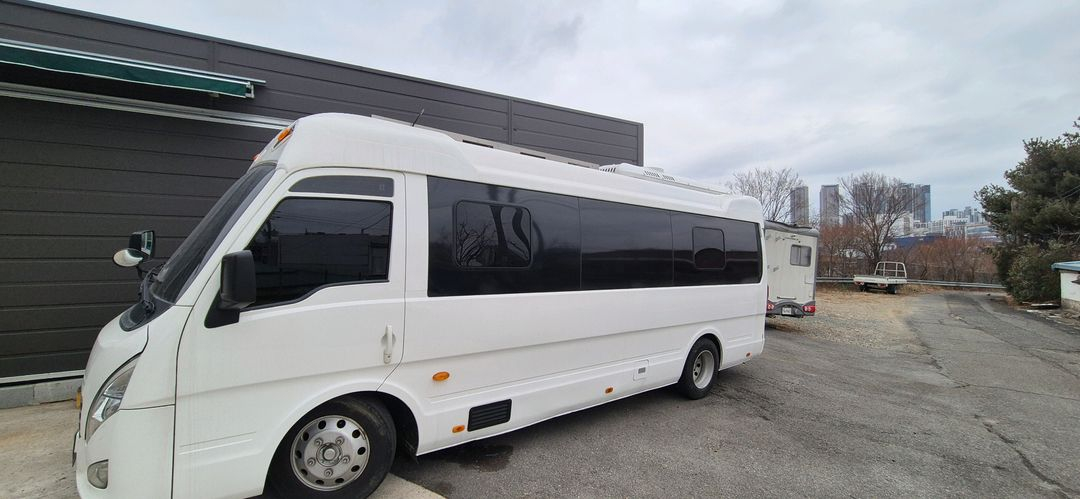 버스캠핑카(16년식 오토,1종보통 운전가능) 이미지