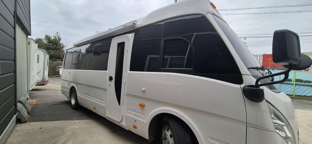 버스캠핑카(16년식 오토,1종보통 운전가능) 이미지