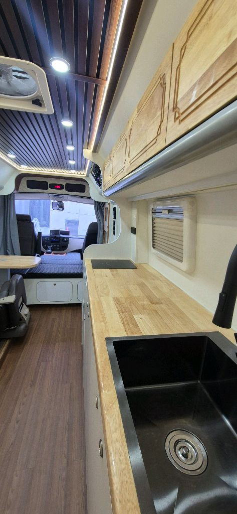 버스캠핑카(16년식 오토,1종보통 운전가능) 이미지