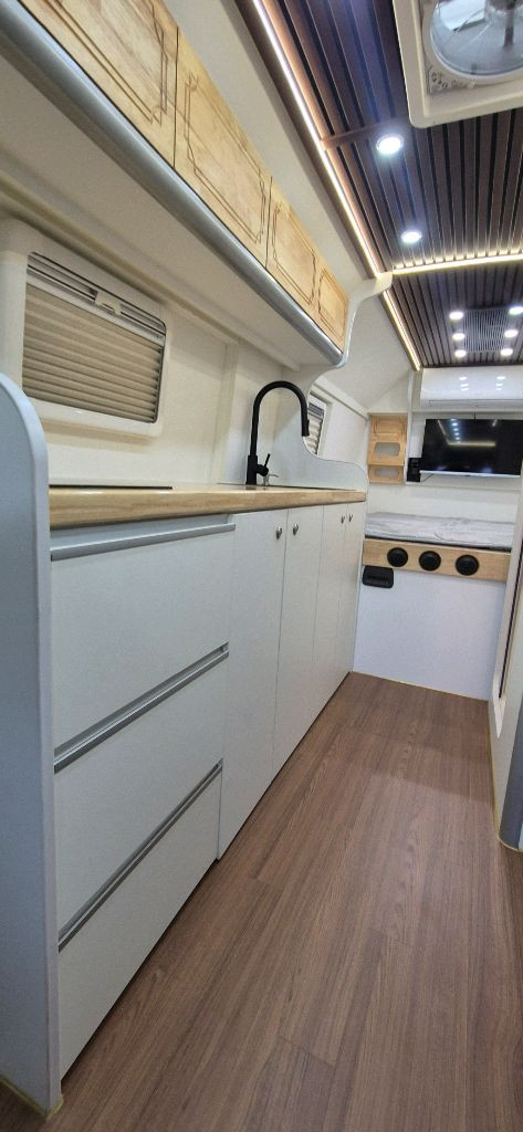 버스캠핑카(16년식 오토,1종보통 운전가능) 이미지