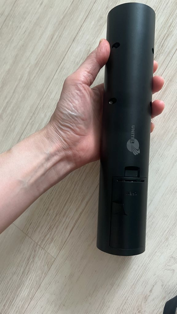 Unitec 전동 와인 오프너 건전지 네개 포함색상은 블랙이고, 작동을 위해 AA 건전지로 작동하며 현재 사용 가능--2