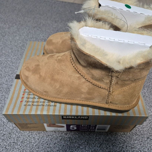 커클랜드 시그니처 셔링 부츠 - 새상품 판매해요 이미지