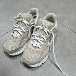 나이키 줌보메로5라이트오어우드브라운우먼 255