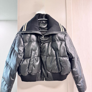 새상품)) 뮤 블랙 레더 숏패딩 (덕다운) 프리사이즈 77까지가능