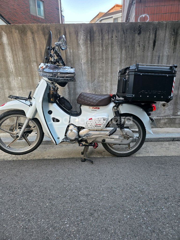 관리잘된 23년식 혼다 슈퍼커브 110 화이트 판매합니다.--1