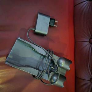 다이슨무선청소기 v10 정품충전기 와 거치대 이미지