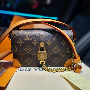 루이비통 퍼렐 스티머 웨어러블 월릿 패드락 크로스백