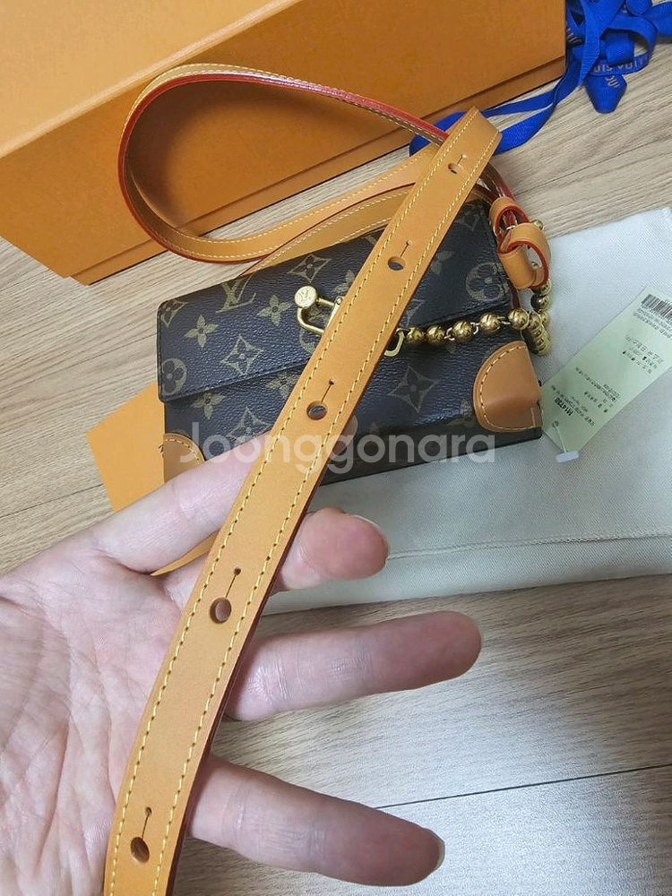 루이비통 퍼렐 스티머 웨어러블 월릿 패드락 크로스백--8