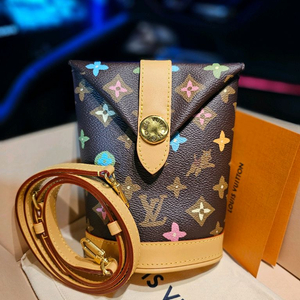 루이비통 타일러x퍼렐 강아지 초콜릿 크로스백 (새상품)