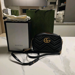 구찌 GG 마몽트 마틀라세 카메라백 블랙