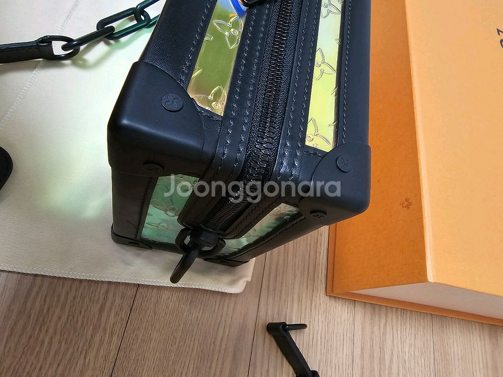 루이비통 모노그램 프리즘 소프트 트렁크 크로스백 버질 (새상품)--9