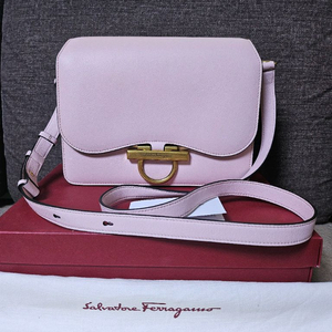 페라가모 간치니 크로스백