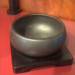 [새상품]검정 뚝배기 + 나무 받침 세트