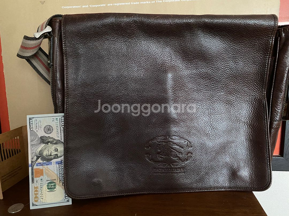 버버리 소가죽 크로스백--5