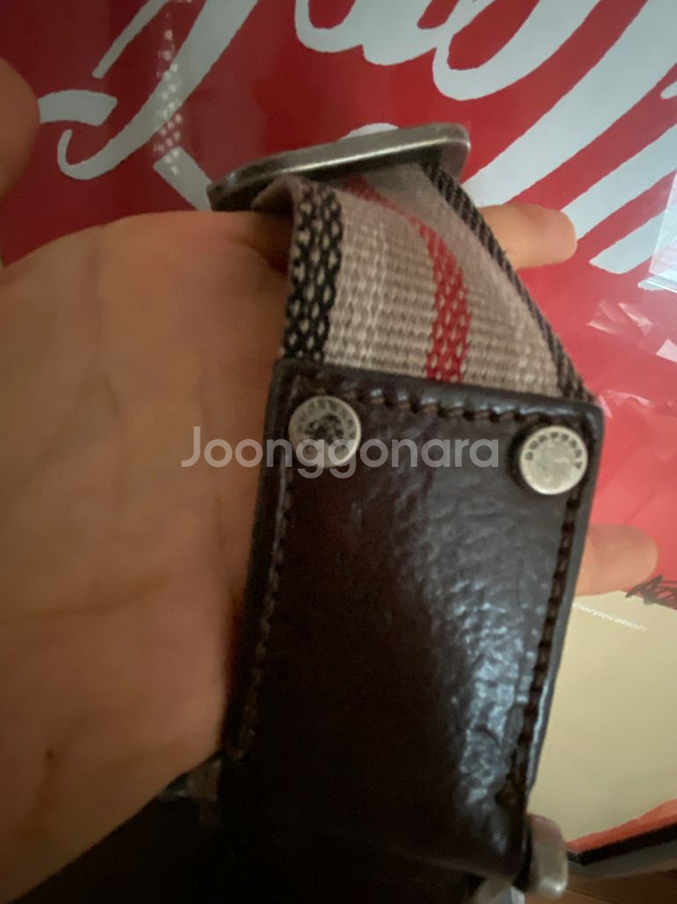 버버리 소가죽 크로스백--2