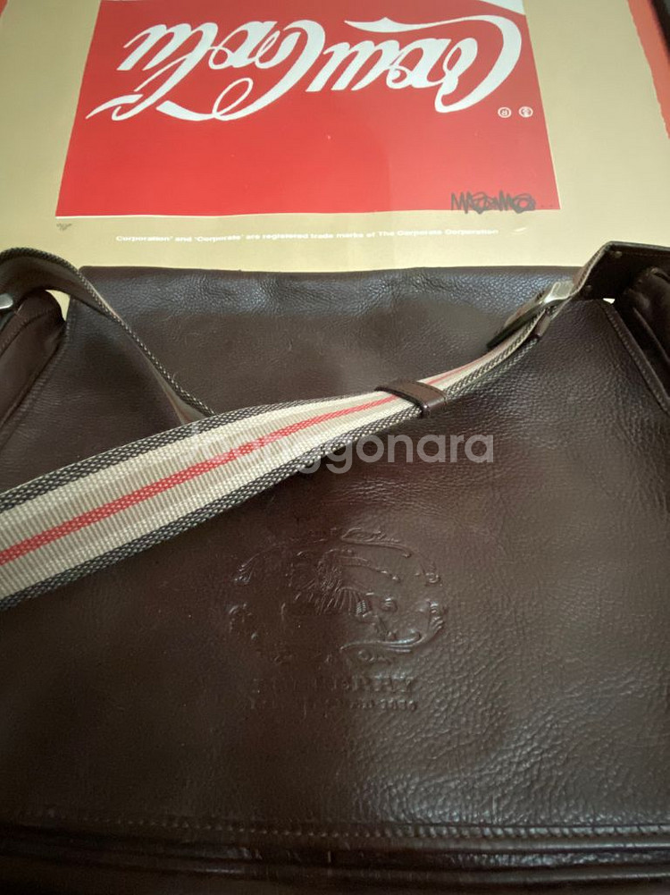 버버리 소가죽 크로스백--1