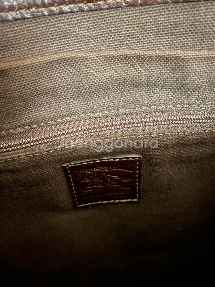 버버리 소가죽 크로스백--3