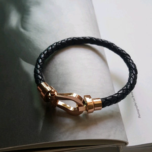 가죽팔찌 써지컬팔찌 남녀공용 새제품