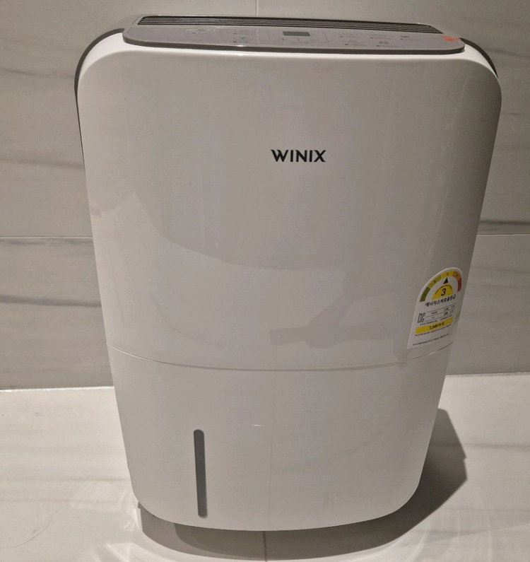 거의 새것 위닉스 예쁘고 성능 좋은 제습기--2