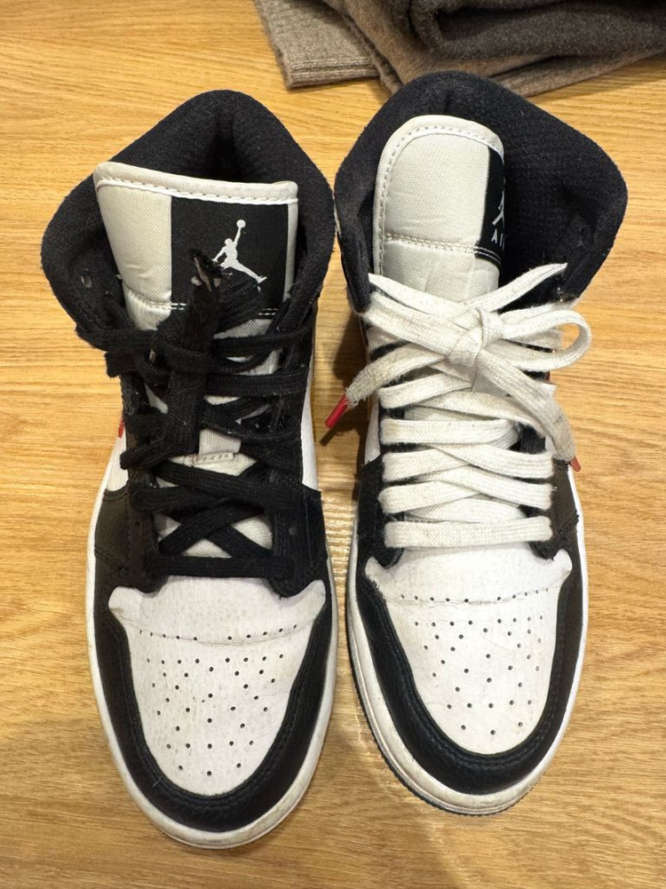 나이키조던 1 미드 얼터네이트 스우시245 이미지