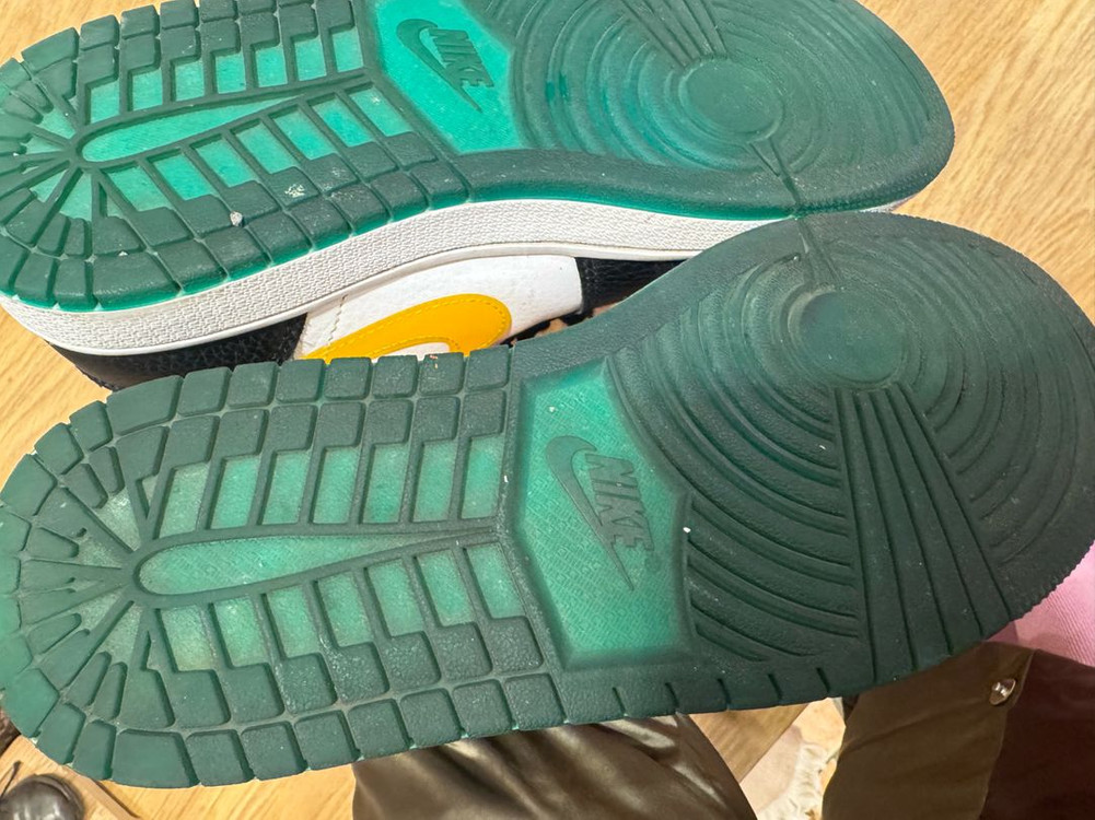 나이키조던 1 미드 얼터네이트 스우시245 이미지