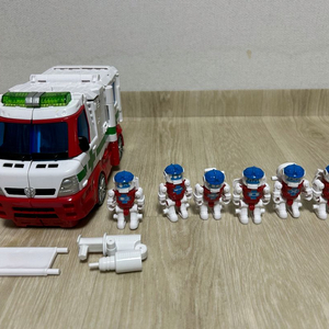 헬로 카봇 팝니다(메디언트 아이누크 아이언트 라이캅스)