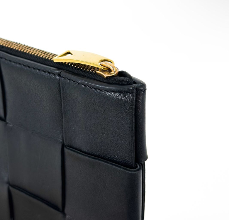 [S] BV 보테가베네타 인트레치아토 레더 카세트 클러치백 스몰 블랙--2