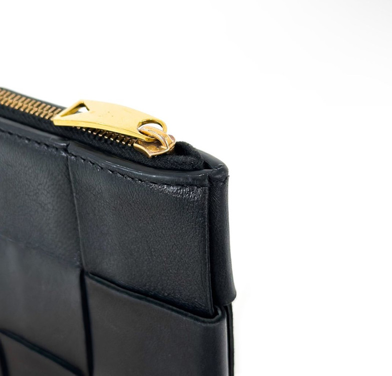 [S] BV 보테가베네타 인트레치아토 레더 카세트 클러치백 스몰 블랙--4