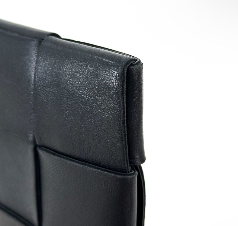 [S] BV 보테가베네타 인트레치아토 레더 카세트 클러치백 스몰 블랙--5