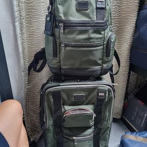 투미 카키 출장세트 기내용캐리어와 녹스백팩 이미지