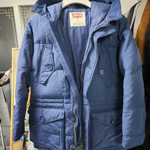 리바이스 남성 패딩 구스다운 덕다운 M 95. 상태 A급. 원단 튼튼 작업복도 가능.