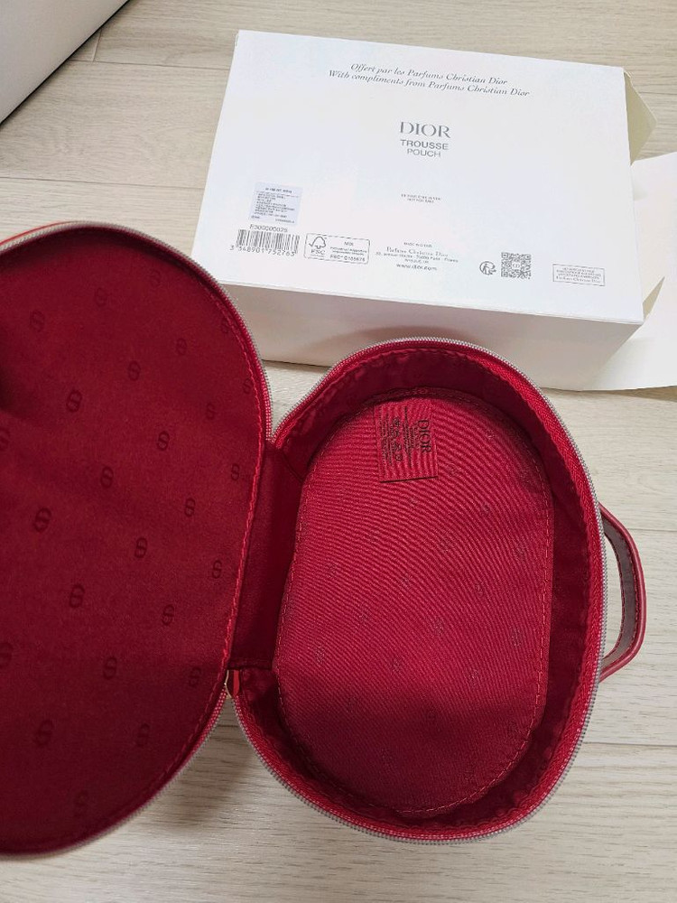 디올 뷰티 레드 손잡이 파우치 팝니다--1
