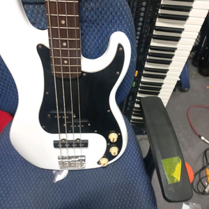 스콰이어 펜더 어피니티 베이스기타