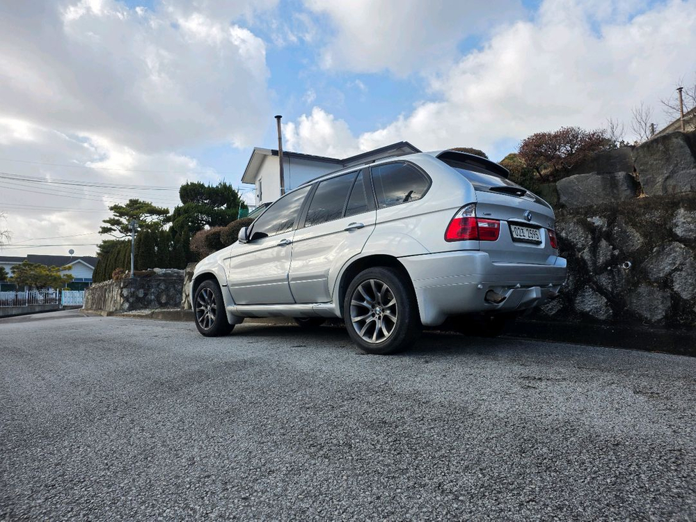BMW 2004 X5 3.0i SUV Aero Dynamic--1