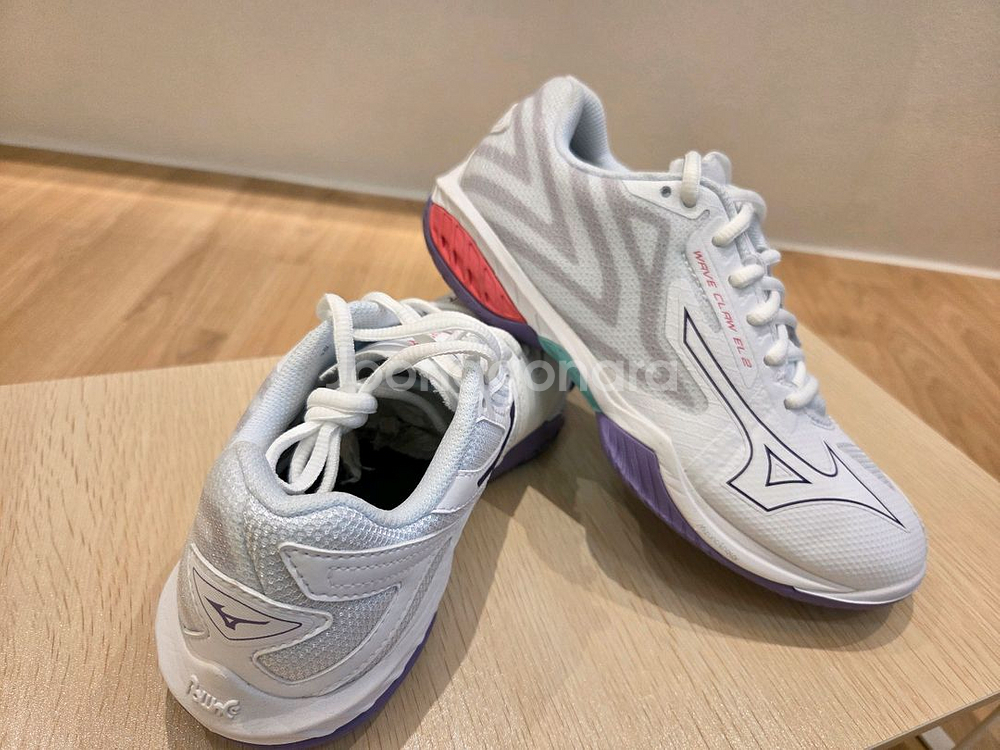 여성용 미즈노 배드민턴화--3