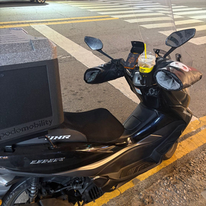 UHR 125 2025년식 / 키로 1.7만 / 배달 세팅 완료 / 열선 + 블랙 (pcx,nmax)