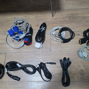 각종 컴퓨터 케이블과 전원 케이블, USB 허브를 일괄 판매 이미지