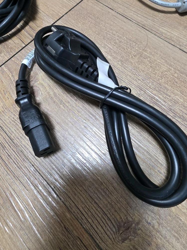 각종 컴퓨터 케이블과 전원 케이블, USB 허브를 일괄 판매 이미지