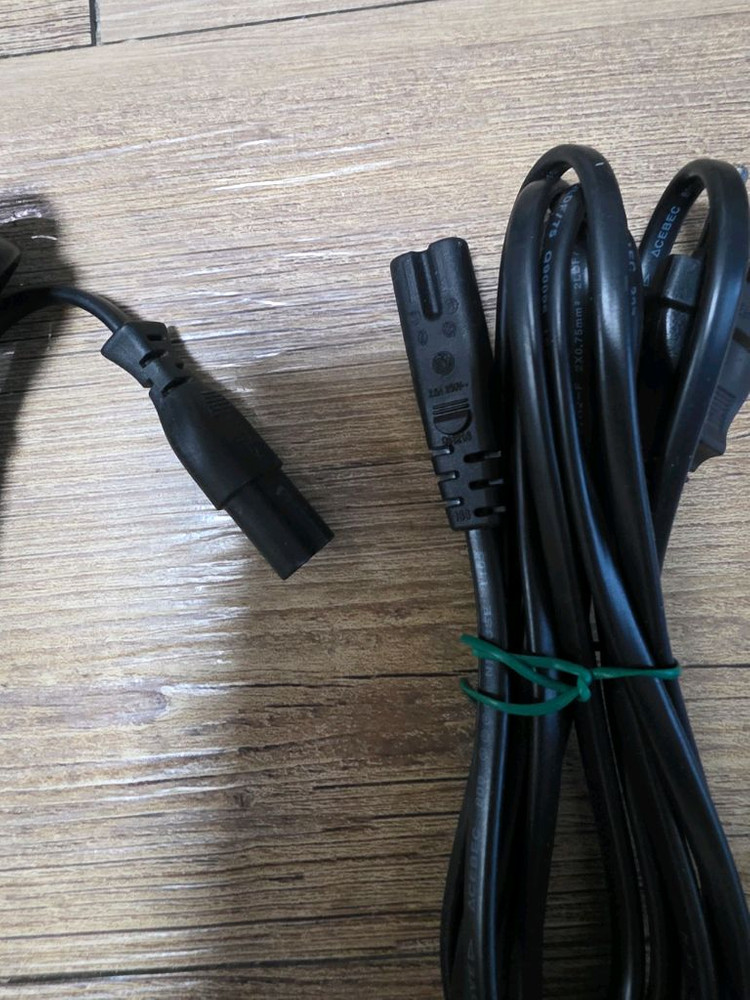 각종 컴퓨터 케이블과 전원 케이블, USB 허브를 일괄 판매 이미지