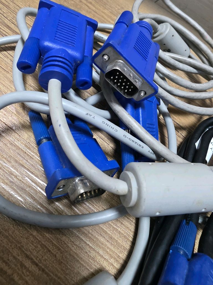 각종 컴퓨터 케이블과 전원 케이블, USB 허브를 일괄 판매 이미지