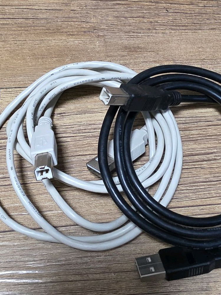 각종 컴퓨터 케이블과 전원 케이블, USB 허브를 일괄 판매 이미지