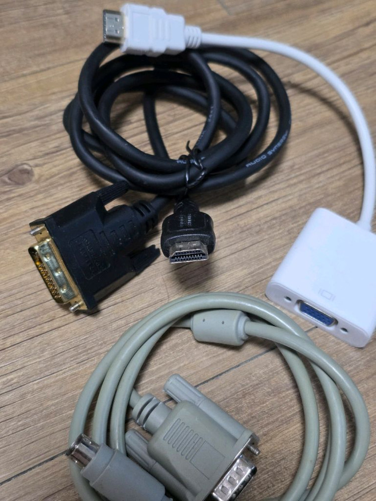 각종 컴퓨터 케이블과 전원 케이블, USB 허브를 일괄 판매 이미지