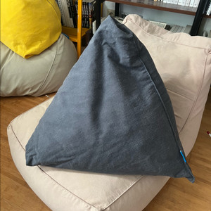 폴리몰리 301 삼각 쿠션 판매합니다.