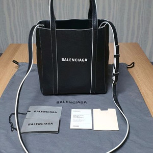 발렌시아가 에브리데이 크로스백 정품S급(감정서O)구찌프라다루이비통디올고야드샤넬셀린느보테가생로랑버버리