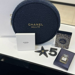 [새상품]샤넬 정품 2025 홀리데이 트위드 원형 파우치 네이비