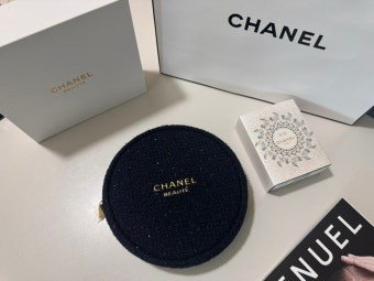 [새상품]샤넬 정품 2025 홀리데이 트위드 원형 파우치 네이비 이미지