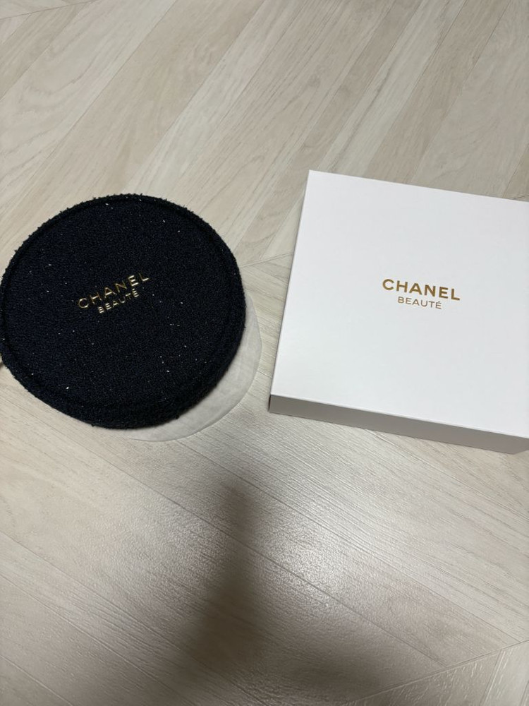 [새상품]샤넬 정품 2025 홀리데이 트위드 원형 파우치 네이비 이미지